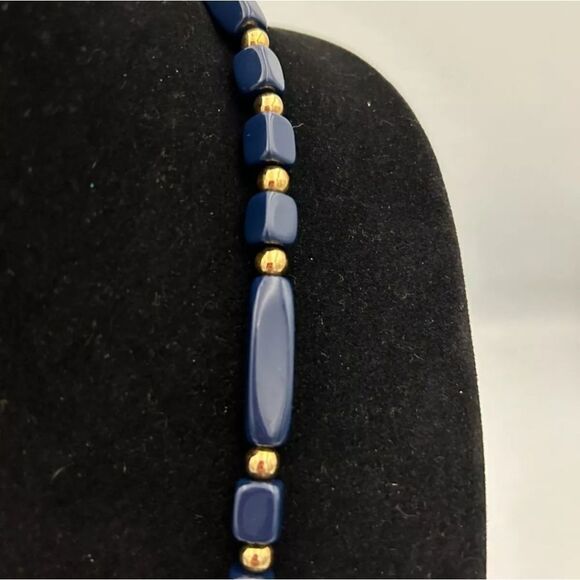 Vintage TRIFARI...Assorted Gold Tone & Navy Blue Lucite Beads Necklace... - Picture 4 of 5